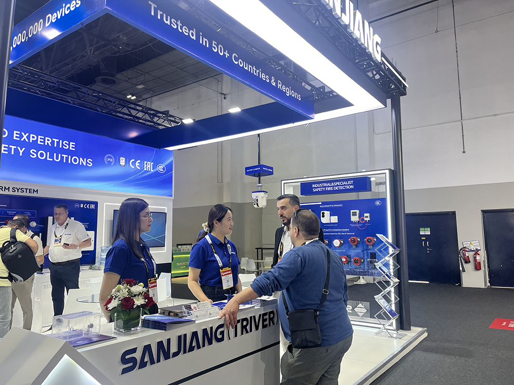 客户交流-3.JPG 客户交流-3.JPG